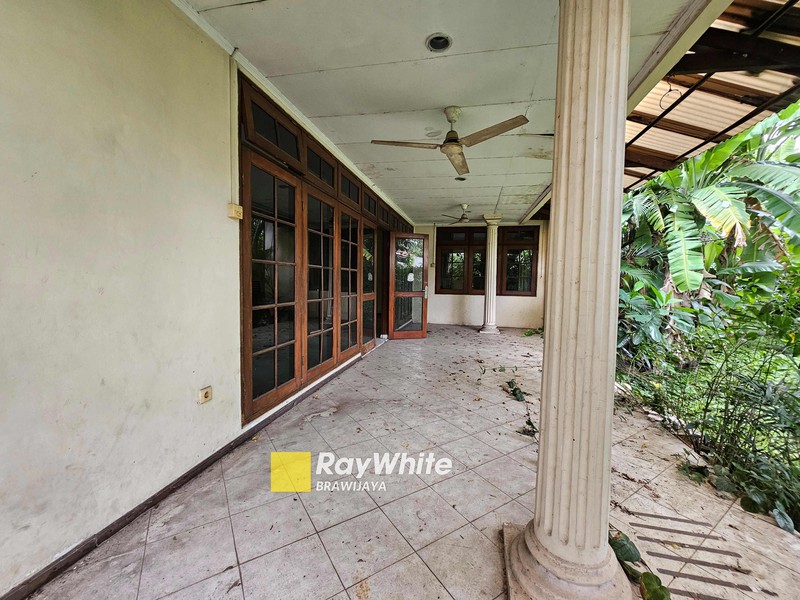 Rumah lama di Kemang Dalam, Jakarta Selatan, hadap Selatan, 10 menit ke Mal Kemang Village