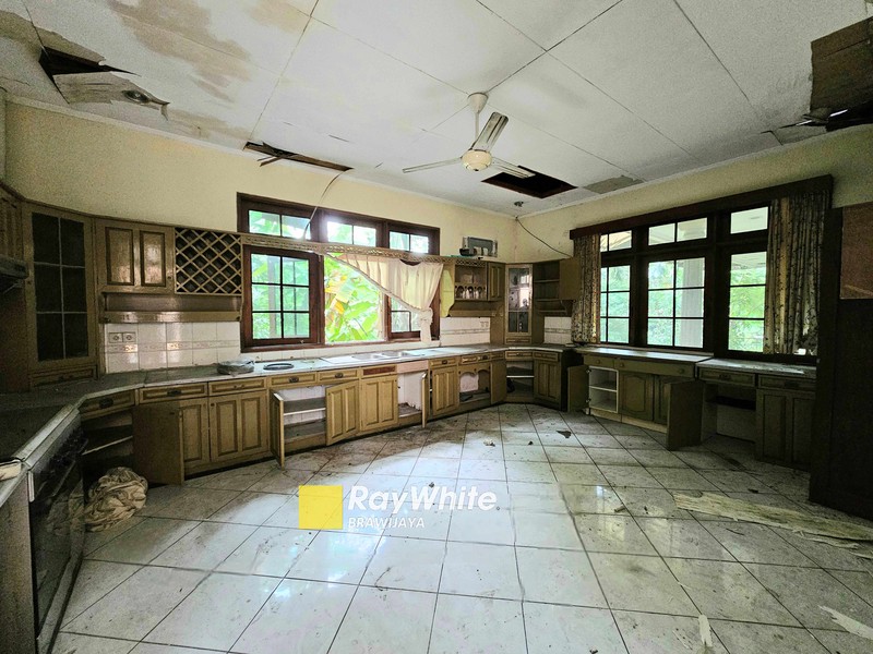 Rumah lama di Kemang Dalam, Jakarta Selatan, hadap Selatan, 10 menit ke Mal Kemang Village