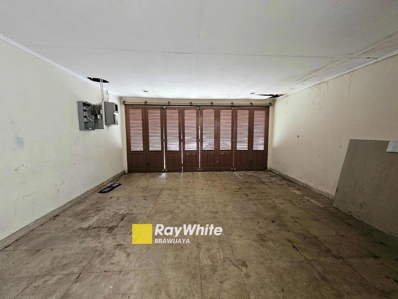 Rumah lama di Kemang Dalam, Jakarta Selatan, hadap Selatan, 10 menit ke Mal Kemang Village