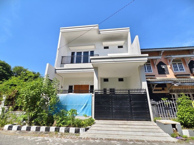 Rumah 2 Lantai Modern Siap Huni di Semolowaru - Lokasi Strategis Surabaya Timur