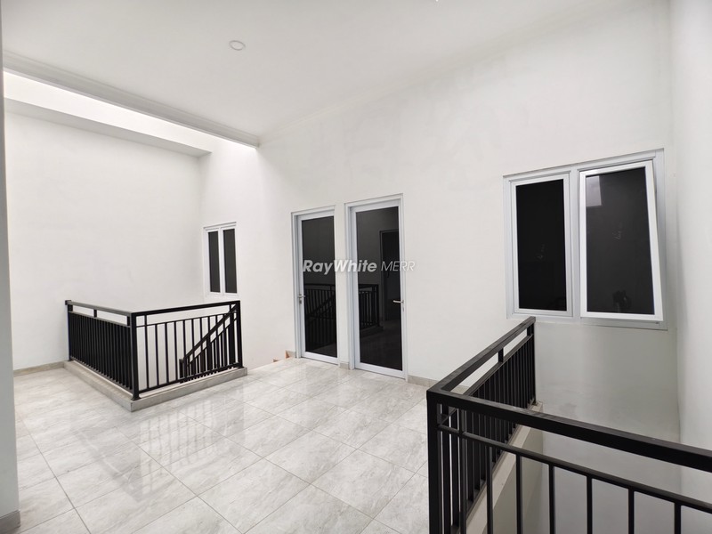 Rumah 2 Lantai Modern Siap Huni di Semolowaru - Lokasi Strategis Surabaya Timur