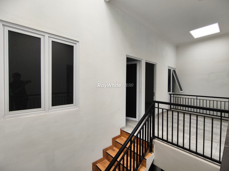 Rumah 2 Lantai Modern Siap Huni di Semolowaru Surabaya Timur - Lokasi Strategis & Bebas Renovasi