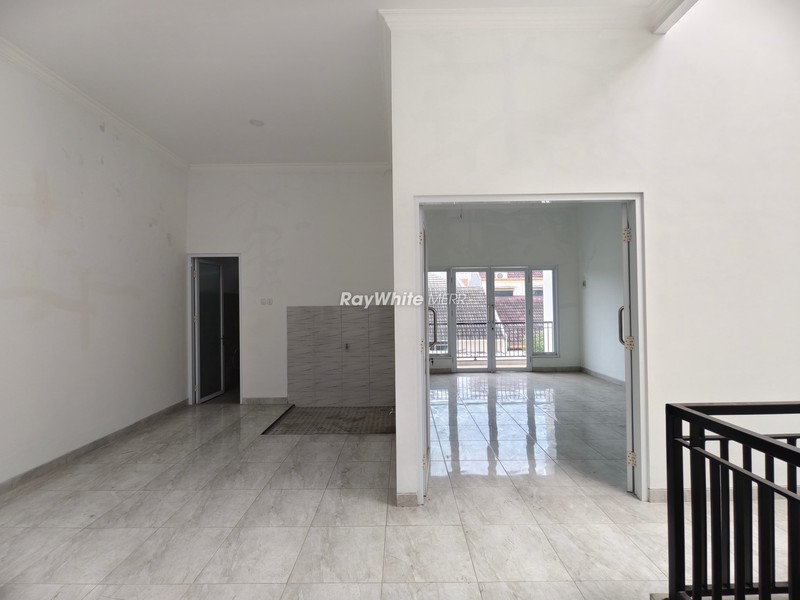 Rumah 2 Lantai Modern Siap Huni di Semolowaru Surabaya Timur - Lokasi Strategis & Bebas Renovasi