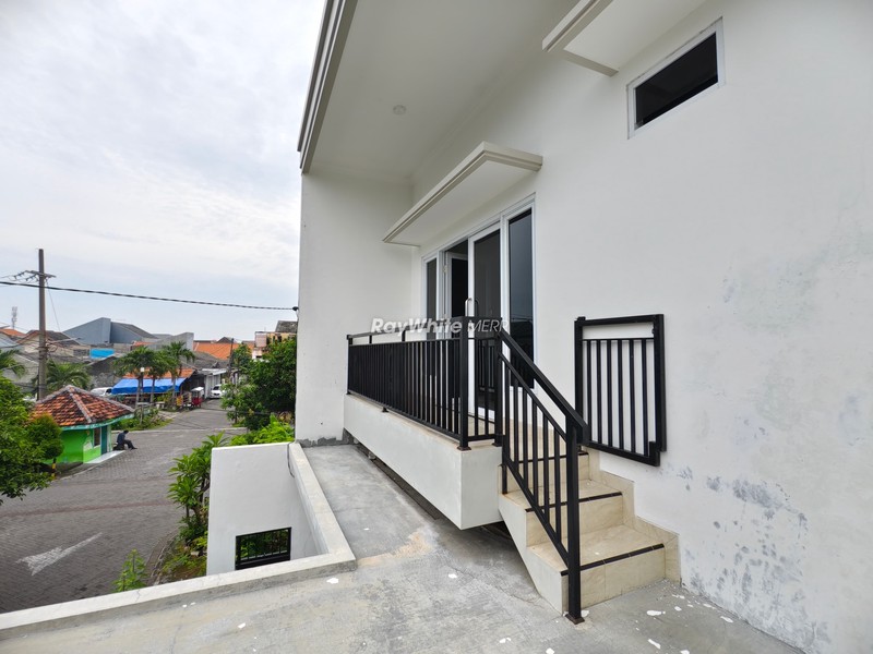 Rumah 2 Lantai Modern Siap Huni di Semolowaru Surabaya Timur - Lokasi Strategis & Bebas Renovasi