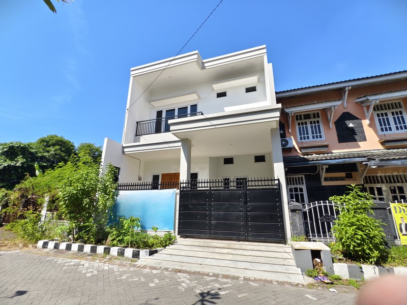 Rumah 2 Lantai Modern Siap Huni di Semolowaru Surabaya Timur - Lokasi Strategis & Bebas Renovasi