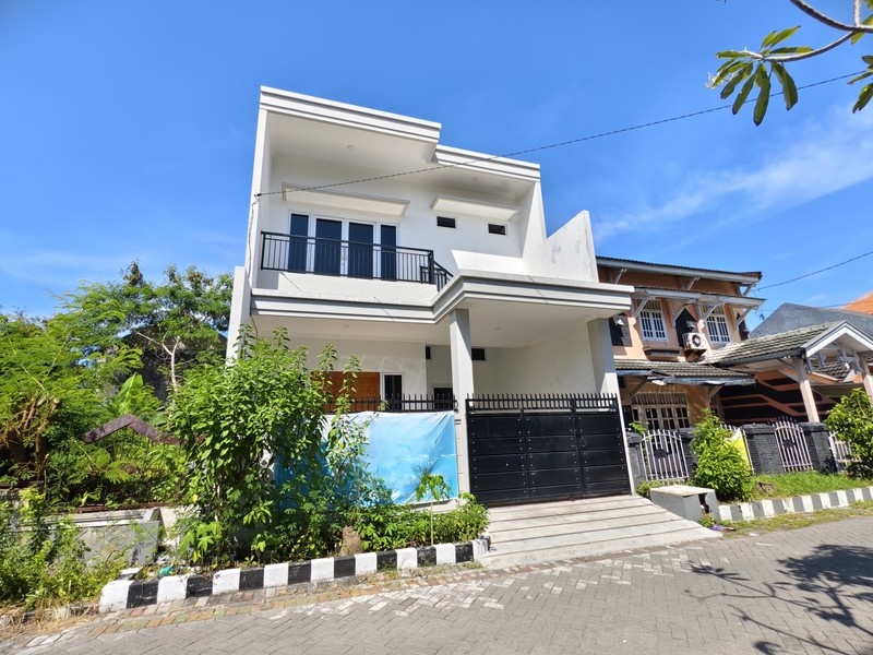 Dijual Rumah 2 Lantai Semolowaru - Bangunan Fresh, Balkon Luas, Dekat Fasilitas Umum