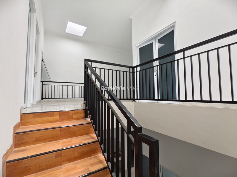 Dijual Rumah 2 Lantai Semolowaru - Bangunan Fresh, Balkon Luas, Dekat Fasilitas Umum