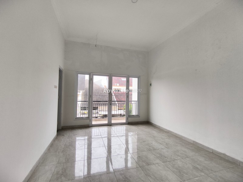 Dijual Rumah 2 Lantai Semolowaru - Bangunan Fresh, Balkon Luas, Dekat Fasilitas Umum