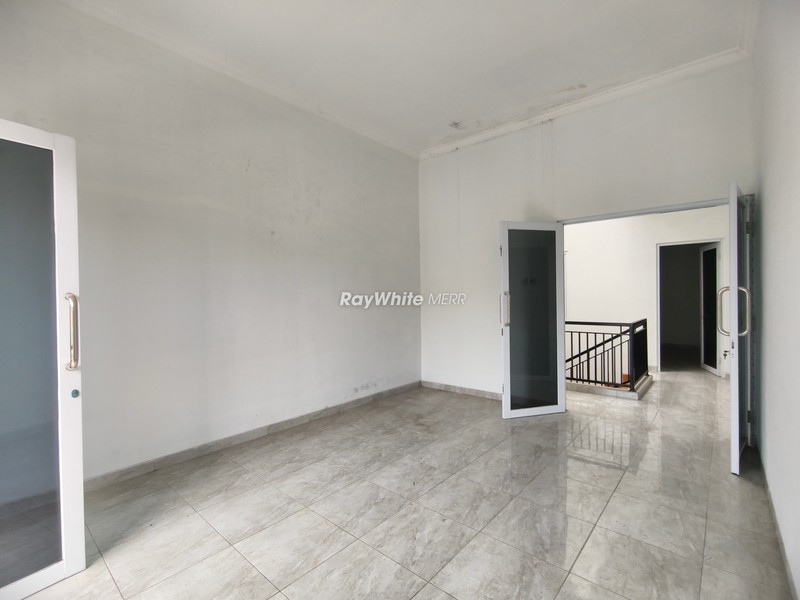 Dijual Rumah 2 Lantai Semolowaru - Bangunan Fresh, Balkon Luas, Dekat Fasilitas Umum