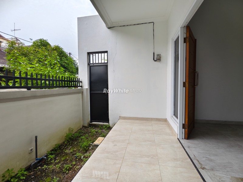 Dijual Rumah 2 Lantai Semolowaru - Bangunan Fresh, Balkon Luas, Dekat Fasilitas Umum