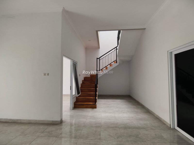 Dijual Rumah 2 Lantai Semolowaru - Bangunan Fresh, Balkon Luas, Dekat Fasilitas Umum