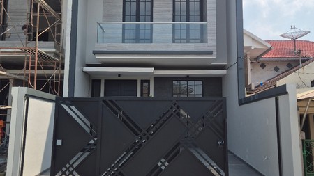 JUAL RUMAH MODERN minimalis SIAP HUNI Manyar Kertoadi, Surabaya Timur