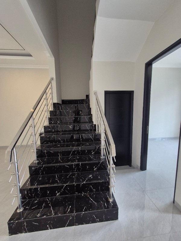 JUAL RUMAH MODERN minimalis SIAP HUNI Manyar Kertoadi, Surabaya Timur