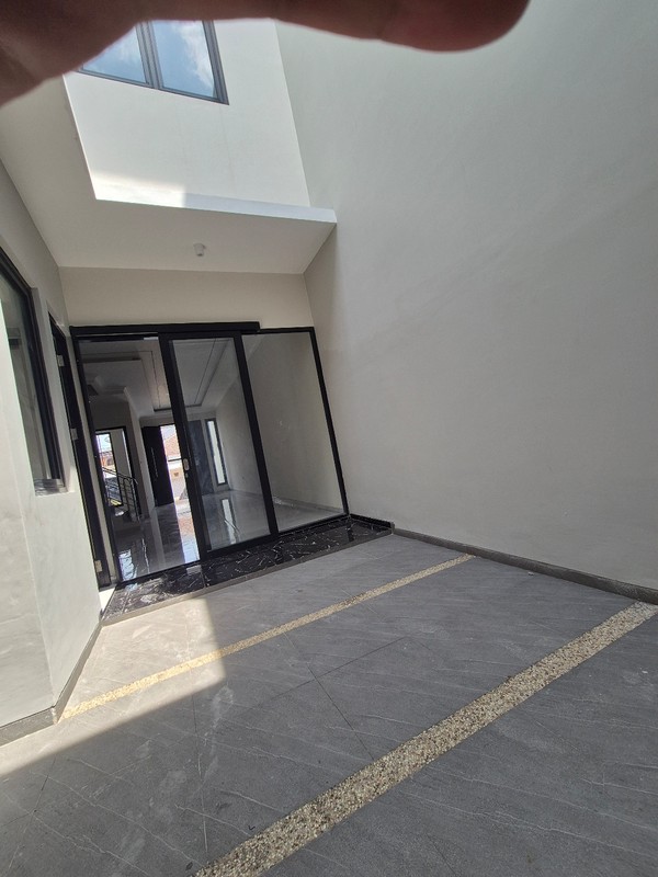 JUAL RUMAH MODERN minimalis SIAP HUNI Manyar Kertoadi, Surabaya Timur