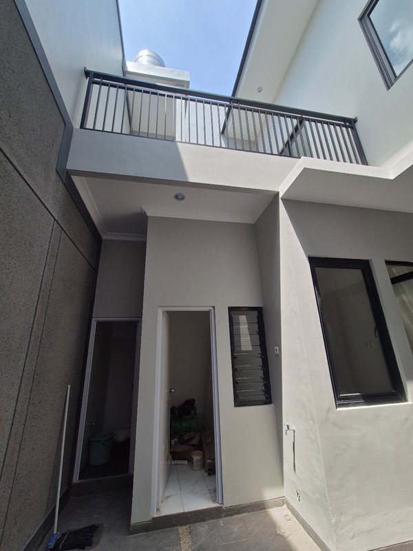 JUAL RUMAH MODERN minimalis SIAP HUNI Manyar Kertoadi, Surabaya Timur