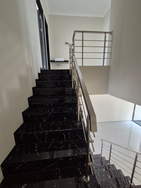 JUAL RUMAH MODERN minimalis SIAP HUNI Manyar Kertoadi, Surabaya Timur