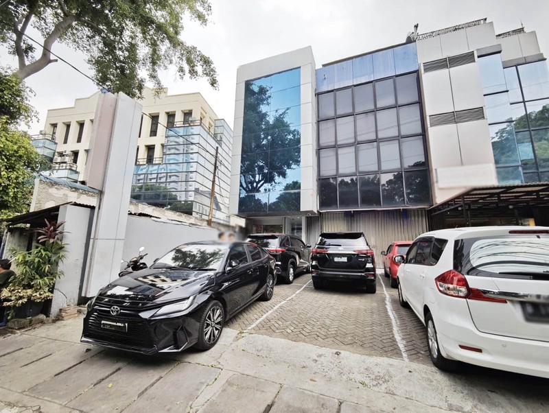 Disewa Ruko strategis ex. Bank, rapi siap pakai, sebrang halte Transjakarta, dekat Tugu Tani, Kwitang Raya, Senen