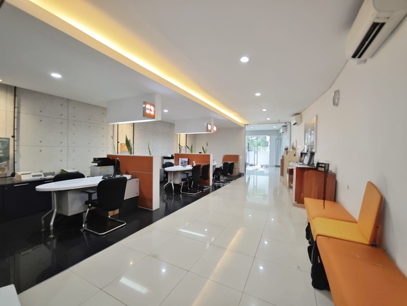 Disewa Ruko strategis ex. Bank, rapi siap pakai, sebrang halte Transjakarta, dekat Tugu Tani, Kwitang Raya, Senen