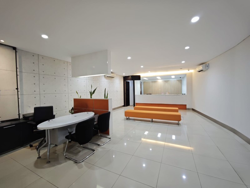 Disewa Ruko strategis ex. Bank, rapi siap pakai, sebrang halte Transjakarta, dekat Tugu Tani, Kwitang Raya, Senen