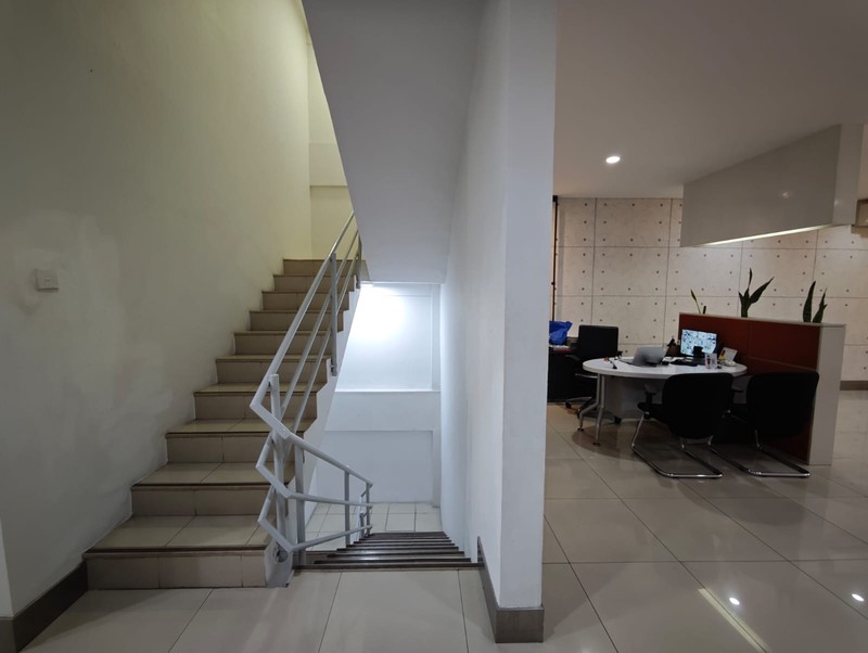 Disewa Ruko strategis ex. Bank, rapi siap pakai, sebrang halte Transjakarta, dekat Tugu Tani, Kwitang Raya, Senen