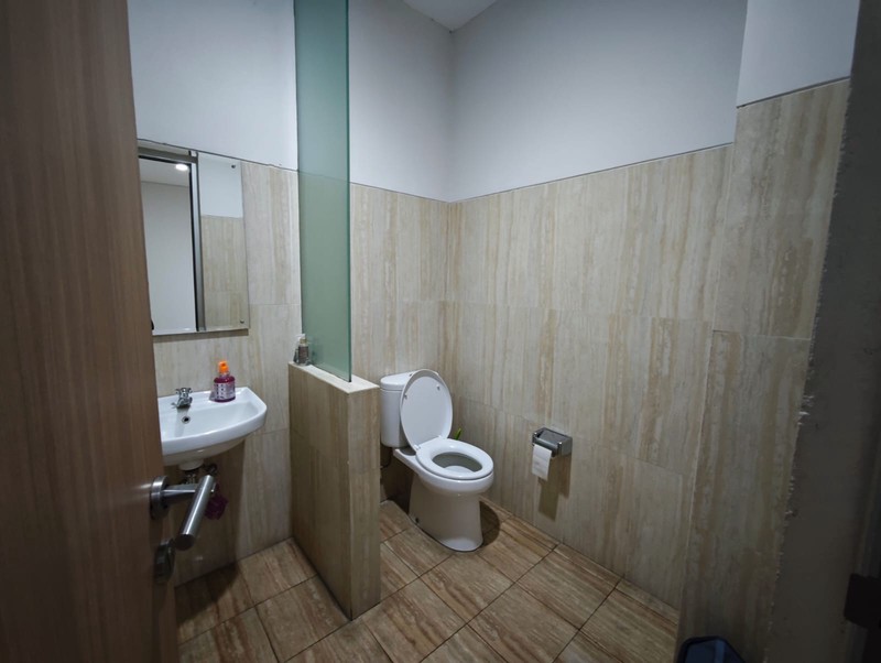 Disewa Ruko strategis ex. Bank, rapi siap pakai, sebrang halte Transjakarta, dekat Tugu Tani, Kwitang Raya, Senen