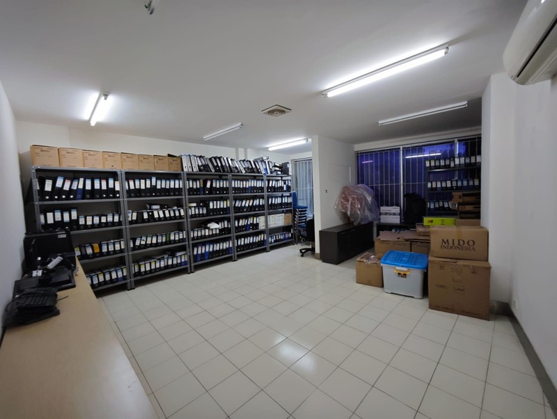 Disewa Ruko strategis ex. Bank, rapi siap pakai, sebrang halte Transjakarta, dekat Tugu Tani, Kwitang Raya, Senen