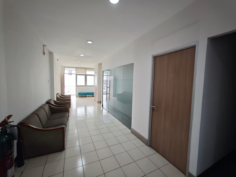 Disewa Ruko strategis ex. Bank, rapi siap pakai, sebrang halte Transjakarta, dekat Tugu Tani, Kwitang Raya, Senen