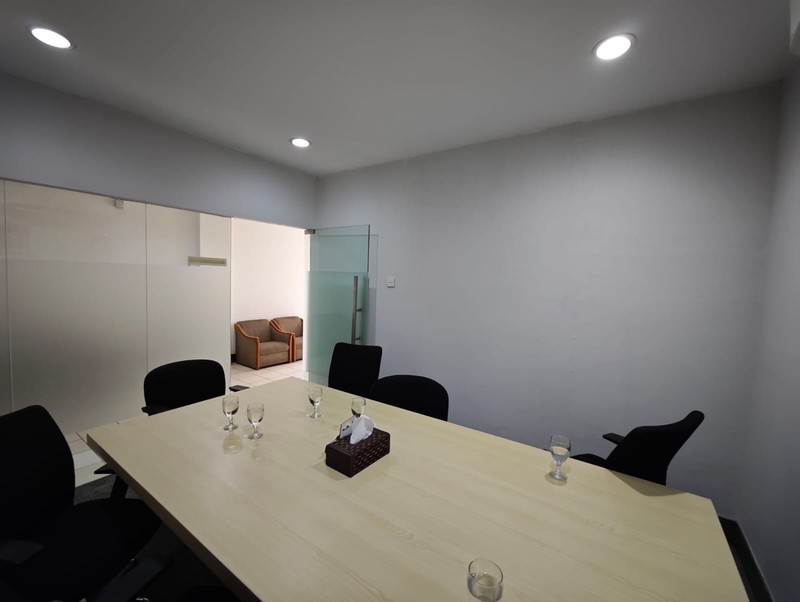 Disewa Ruko strategis ex. Bank, rapi siap pakai, sebrang halte Transjakarta, dekat Tugu Tani, Kwitang Raya, Senen