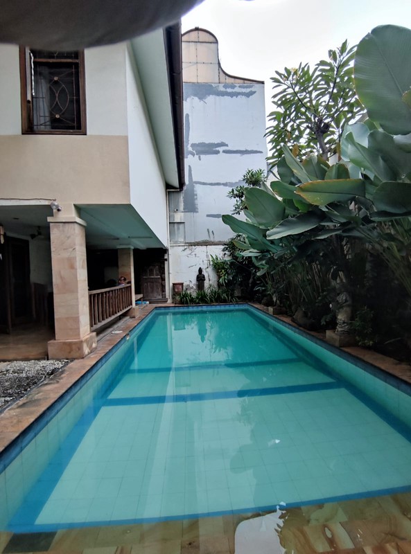 Rumah dengan Kolam Renang didalam Lokasi Tebet Jakarta Selatan LT 440 LB 400 SHM