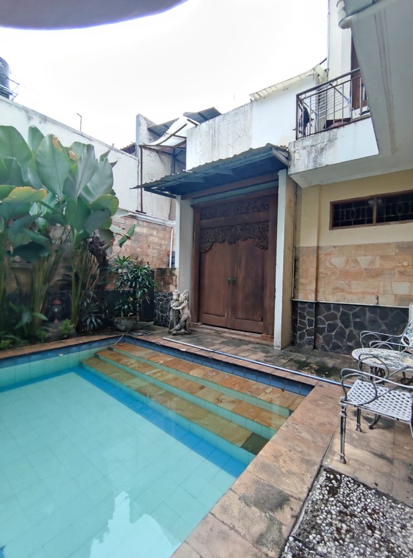 Rumah dengan Kolam Renang didalam Lokasi Tebet Jakarta Selatan LT 440 LB 400 SHM