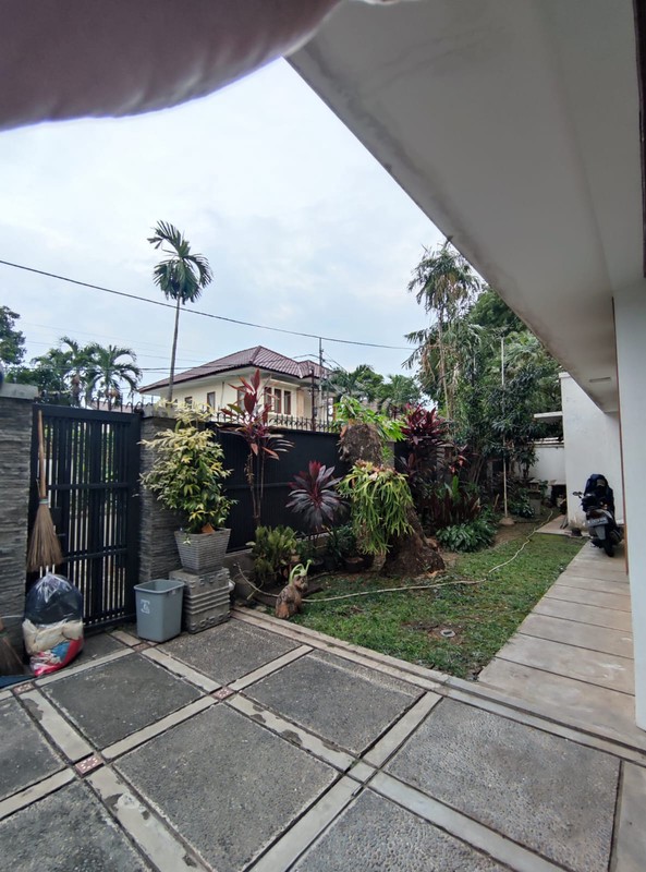Rumah dengan Kolam Renang didalam Lokasi Tebet Jakarta Selatan LT 440 LB 400 SHM
