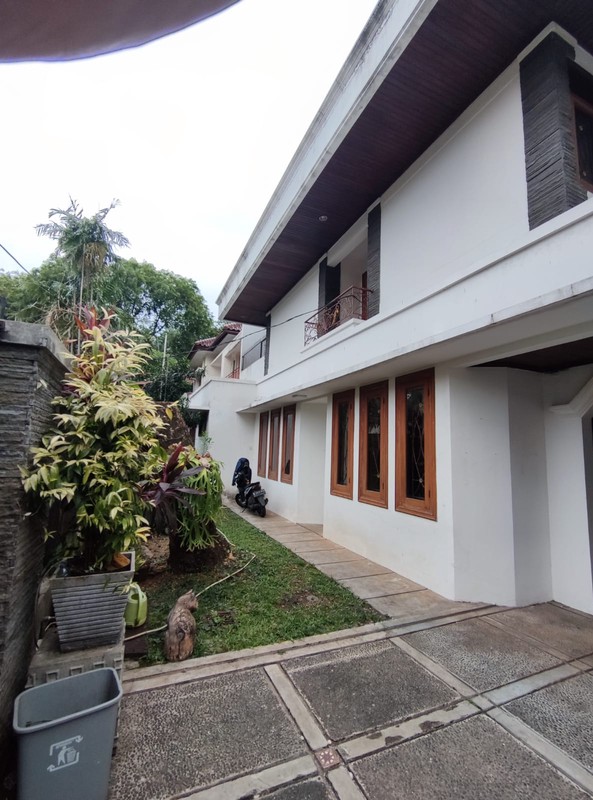 Rumah dengan Kolam Renang didalam Lokasi Tebet Jakarta Selatan LT 440 LB 400 SHM