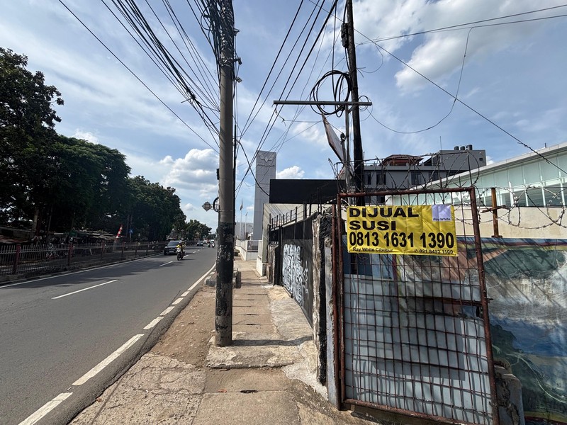 Rumah Besar 2 Lantai di Jl. Raya Bogor Kramatjati Jak Tim