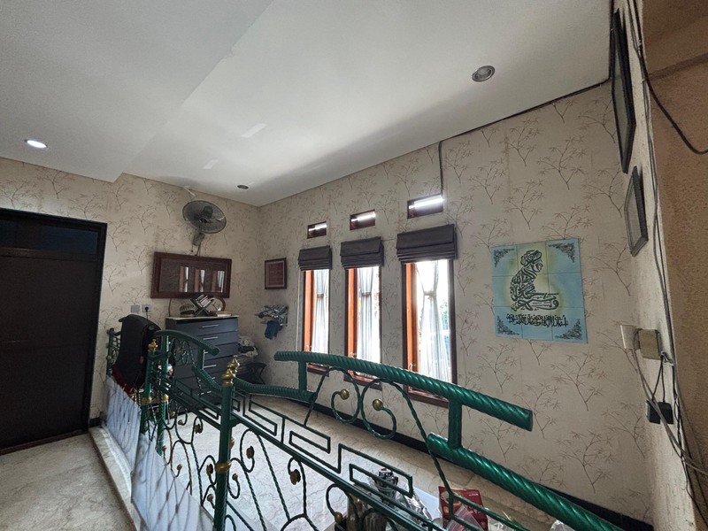 Rumah Besar 2 Lantai di Jl. Raya Bogor Kramatjati Jak Tim