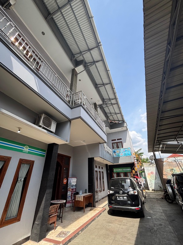 Rumah Besar 2 Lantai di Jl. Raya Bogor Kramatjati Jak Tim