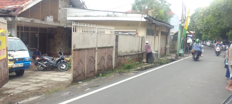 Rumah Hitung Tanah, LT 720 m2 Cocok Dijadikan Kos2an Dekat Mal PGC, Di Kramat Jati
