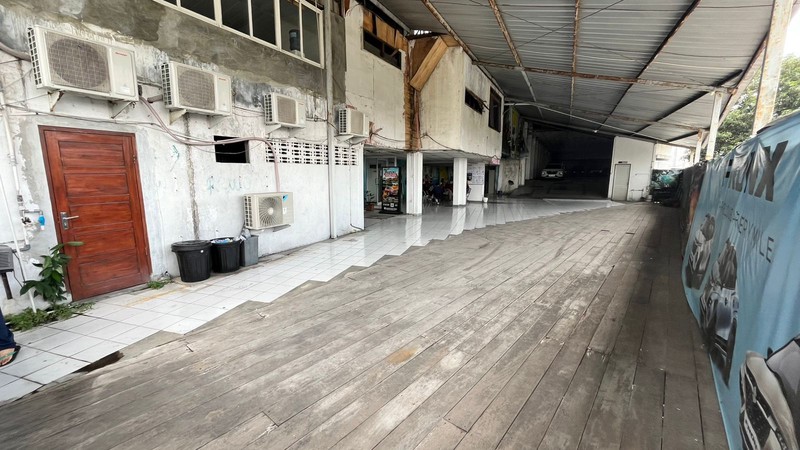  Disewakan Ruko 2 Lantai Dengan Area Parkir Luas Di Jalan Utama Magelang.