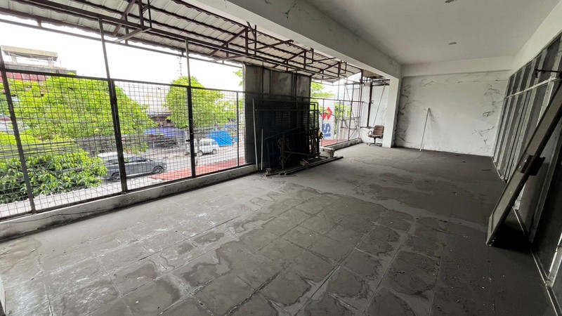  Disewakan Ruko 2 Lantai Dengan Area Parkir Luas Di Jalan Utama Magelang.