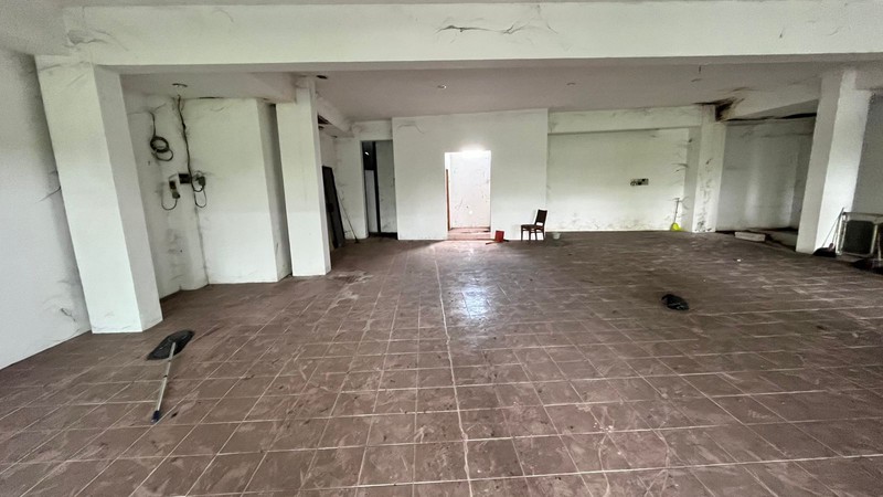  Disewakan Ruko 2 Lantai Dengan Area Parkir Luas Di Jalan Utama Magelang.