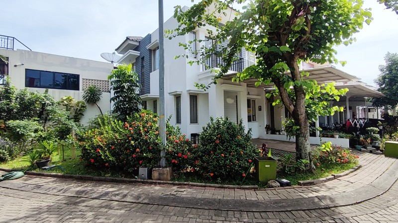 Hot Rent. Rumah bagus Residence One, posisi hoek.. 