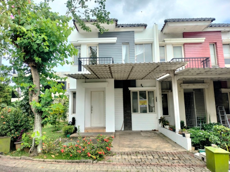 Hot Rent. Rumah bagus Residence One, posisi hoek.. 