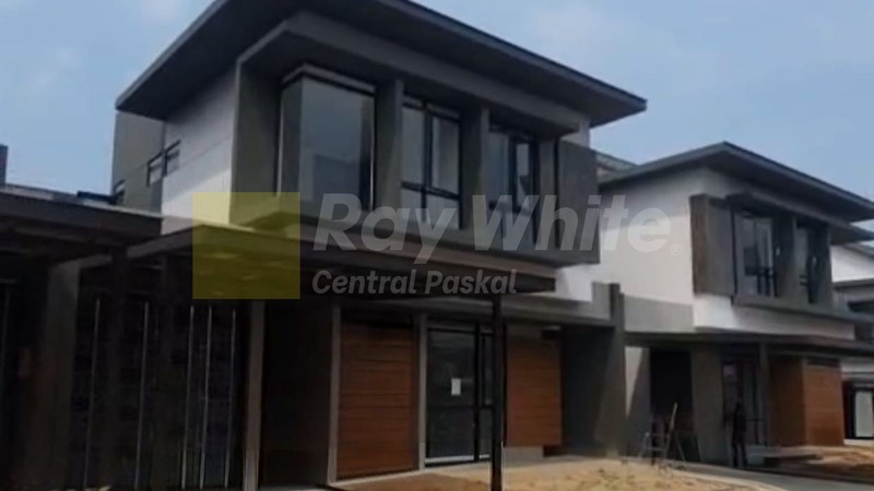 Rumah di Cluster Nilapadmi Kota Baru Parahyangan