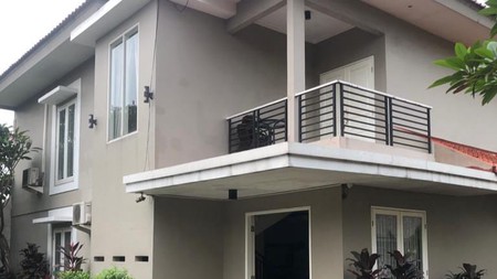 Rumah di Ciputat dengan Halaman  Luas Siap Huni