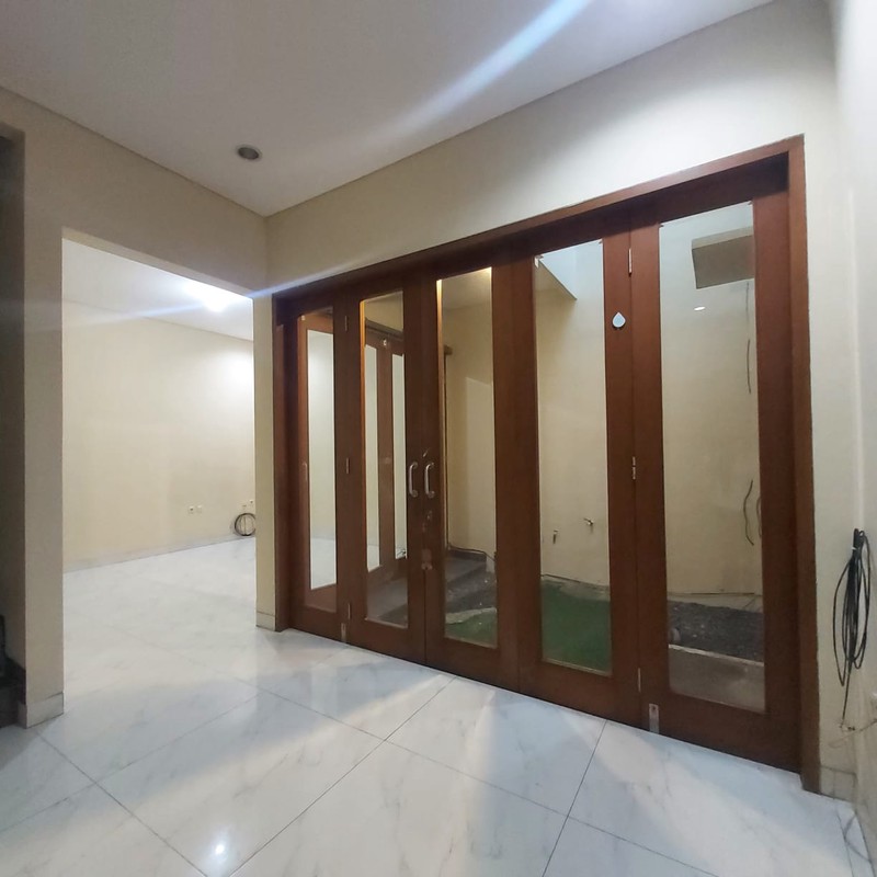 Dijual - Rumah cantik di dalam Townhouse