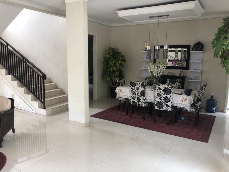 Rumah Cantik 2 Lantai di Ciputat, Lingkungan Tenang