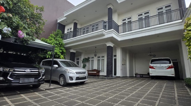 Rumah 2 lantai , siap huni, bernuansa American Classic, di Kemang, Jakarta Selatan