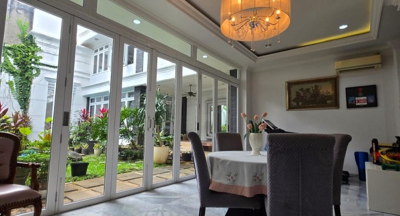 Rumah 2 lantai , siap huni, bernuansa American Classic, di Kemang, Jakarta Selatan