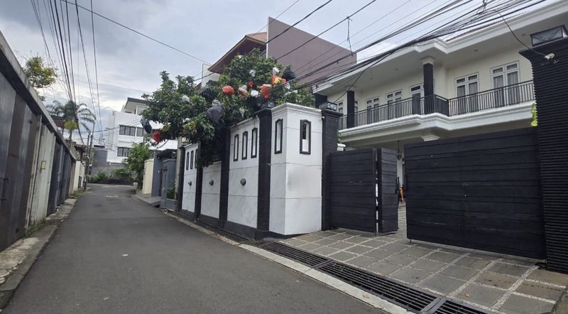 Rumah 2 lantai , siap huni, bernuansa American Classic, di Kemang, Jakarta Selatan