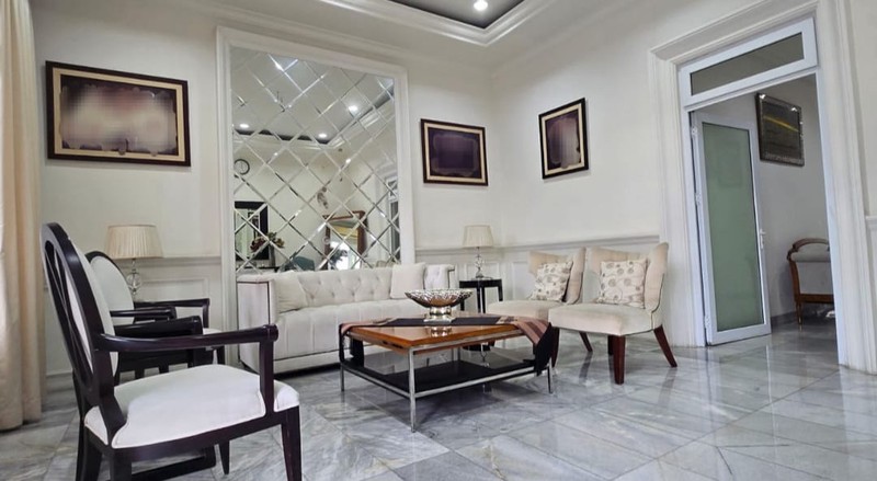 Rumah 2 lantai , siap huni, bernuansa American Classic, di Kemang, Jakarta Selatan