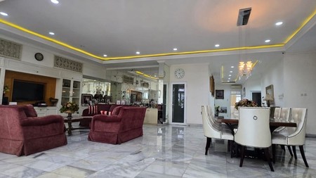 Rumah 2 lantai , siap huni, bernuansa American Classic, di Kemang, Jakarta Selatan